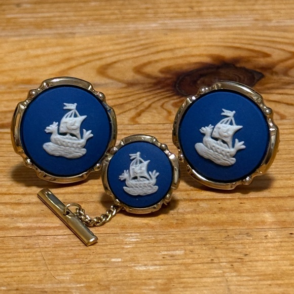 Wedgwood cufflinks and tie pin set - Picture 3 of 6